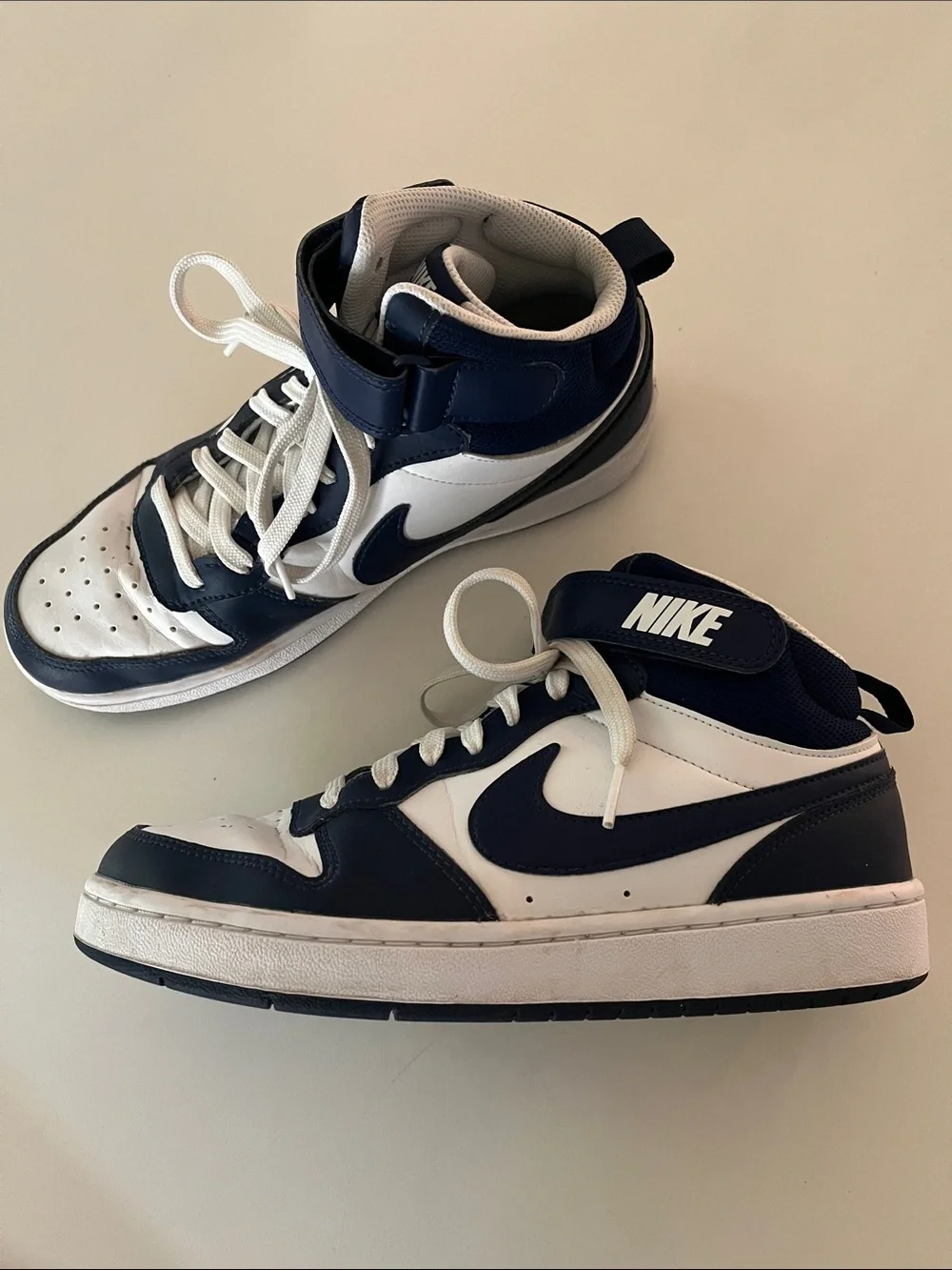 Boys Nike Court Borough Mid - Navy/White size 6.5Y